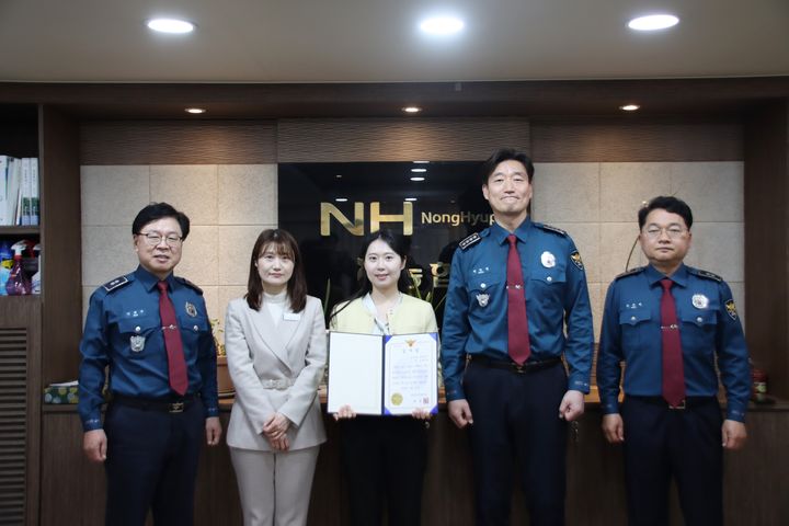 [대구=뉴시스] 대구성서경찰서는 로맨스스캠 피해를 예방한 성서농협 죽전동지점 직원 A씨에게 감사장을 수여했다. (사진=대구 성서경찰서 제공) 2026.03.17. photo@newsis.com&nbsp; *재판매 및 DB 금지