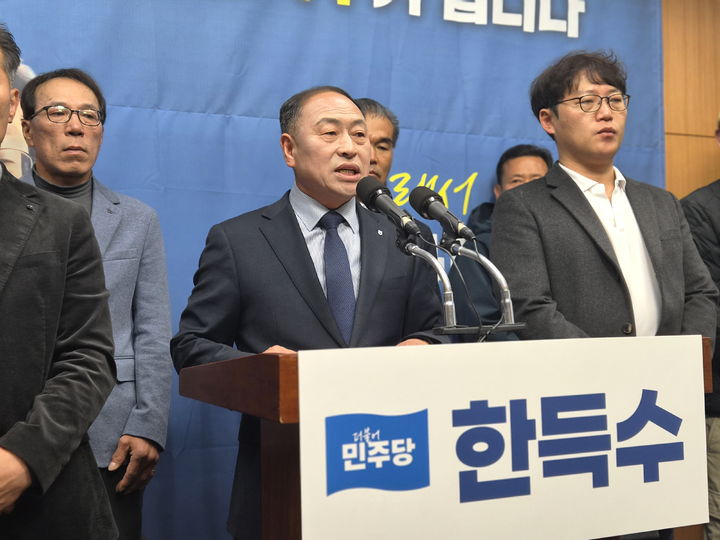 [임실=뉴시스] 제9회 전국동시지방선거 임실군수에 출마하는 민주당 한득수 예비후보가 17일 전북도의회 브리핑실을 찾아 출마선언을 하고 있다. *재판매 및 DB 금지