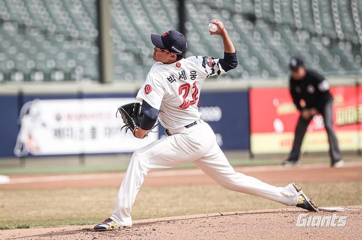 [서울=뉴시스] 프로야구 롯데 자이언츠 박세웅이 17일 부산 사직구장에서 열린 2026 신한 쏠뱅크 KBO리그 시범경기 키움 히어로즈전에 선발 등판해 공을 던지고 있다. (사진=롯데 자이언츠 제공) 2026.03.17.