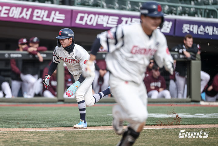 [서울=뉴시스] 프로야구 롯데 자이언츠 장두성이 17일 부산 사직구장에서 열린 2026 신한 쏠뱅크 KBO리그 시범경기 키움 히어로즈전에서 득점을 올리고 있다. (사진=롯데 자이언츠 제공) 2026.03.17.