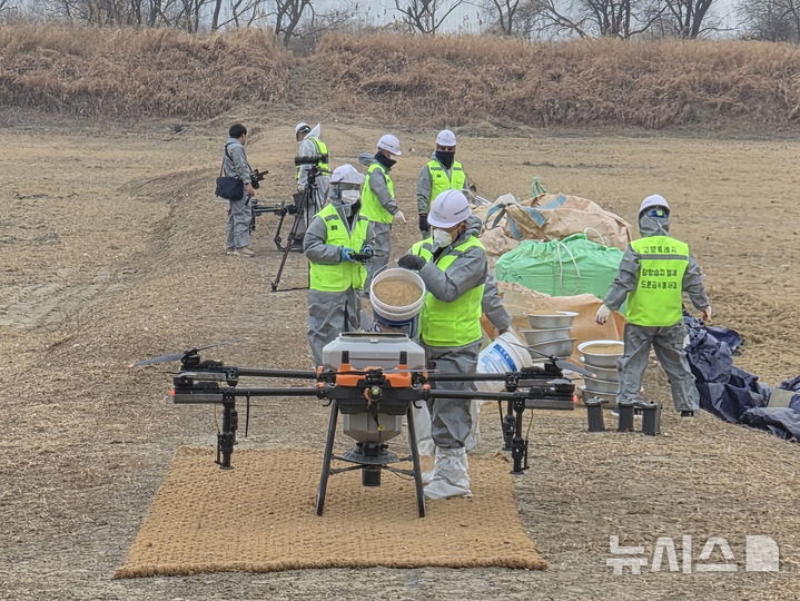 [고양=뉴시스] 경기 고양시 '드론 활용 겨울철새 먹이주기 사업'. (사진=고양시 제공) 2026.03.17. photo@newsis.com