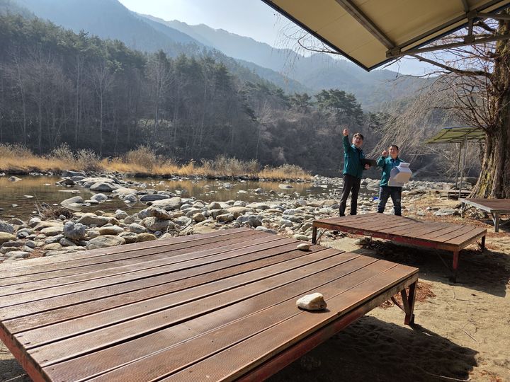 [남원=뉴시스] 남원시 정비전담반이 관내 하천 불법시설물에 대한 단속활동을 벌이고 있다. *재판매 및 DB 금지