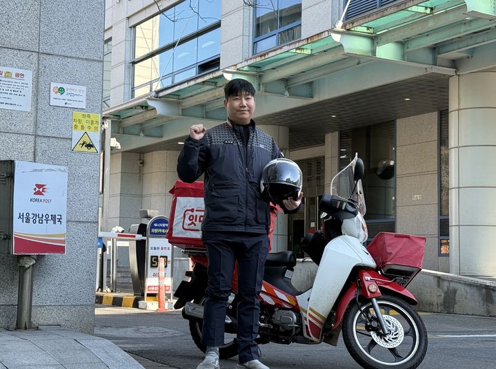 [사진=뉴시스] 유상범 서울강남우체국 집배원이 17일 우편물 배달을 나가기 전 사진 촬영하고 있다. (사진=우본 서울지방우정청 제공) 2026.03.17. photo@newsis.com *재판매 및 DB 금지