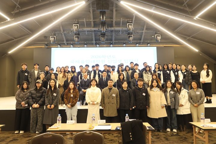 [서울=뉴시스] 지난 13일 열린 서경대 2026학년도 봄학기 '이중언어 석박사 과정' 입학식에서 참가자들이 단체 사진을 촬영하고 있다. (사진=서경대 제공) 2026.03.17. photo@newsis.com *재판매 및 DB 금지