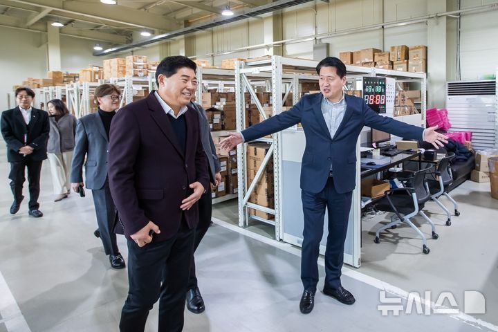 [인천=뉴시스] 강범석 인천 서구청장(맨 오른쪽)이 지역 중소기업을 찾아 관계자들과 소통하고 있다. (사진=서구 제공) 2026.03.17. photo@newsis.com