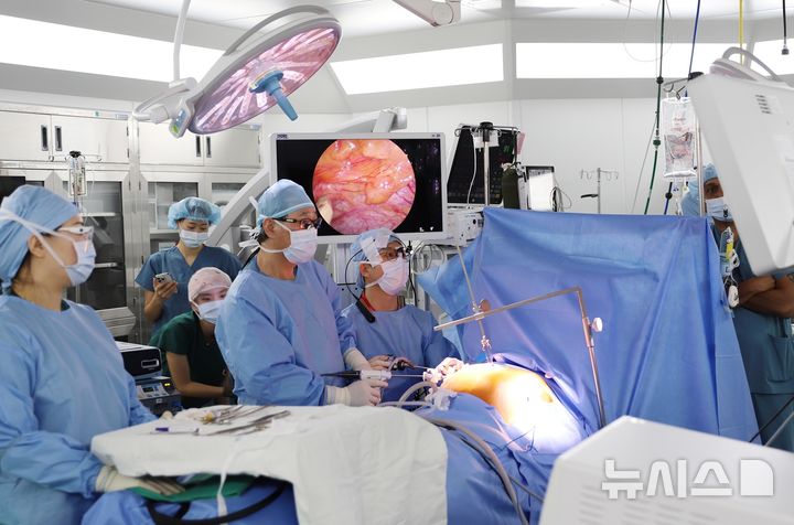 [서울=뉴시스] 임공민 차 의과학대학교 분당차병원 심장혈관흉부외과 교수팀이 지난 13일 박형주 미국 클리블랜드클리닉 교수와 공동으로 '오목가슴 라이브 수술 워크숍'을 성공적으로 개최했다. 