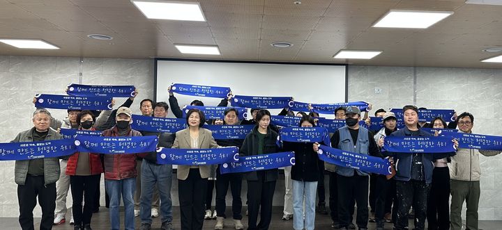 [울산=뉴시스] 17일 울산시설공단 회의실에서 청렴 간담회를 가진 뒤 참석자들이 청렴문화 확산을 다짐하고 있다. (사진=울산시설공단 제공) 2026.03.17. photo@newsis.com *재판매 및 DB 금지