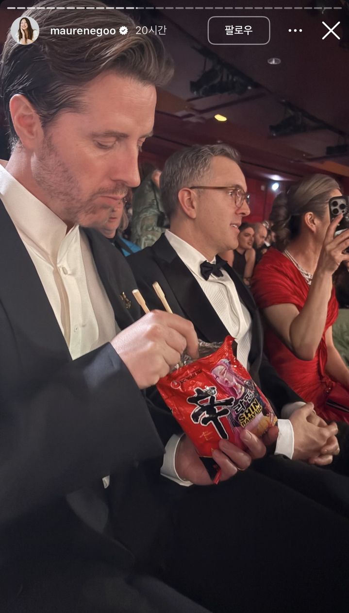 [서울=뉴시스] '케이팝 데몬 헌터스'의 감독 크리스 아펠한스가 제98회 아카데미 시상식 현장에서 신라면을 먹고 있다. 사진 모린 구 인스타그램 스토리 캡처 *재판매 및 DB 금지