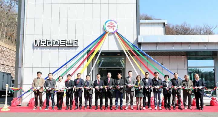 [괴산=뉴시스] 송인헌 충북 괴산군수가 17일 아보리스트 실내훈련센터 개장식에 참석해 테이프 커팅을 하고 있다. (사진= 괴산군 제공) 2026.03.17. photo@newsis.com *재판매 및 DB 금지