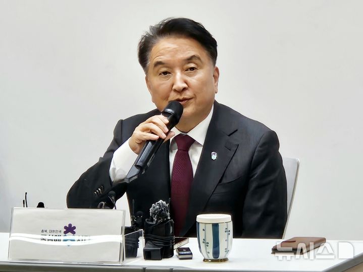 [청주=뉴시스] 이도근 기자= 김영환 충북도지사가 17일 청주시 상당구 문화동 충북도청 브리핑룸에서 국민의힘 공천관리위원회의 컷오프, 경찰의 사전 구속영장 신청과 관련한 입장을 밝히고 있다. 2026.03.17. nulha@newsis.com