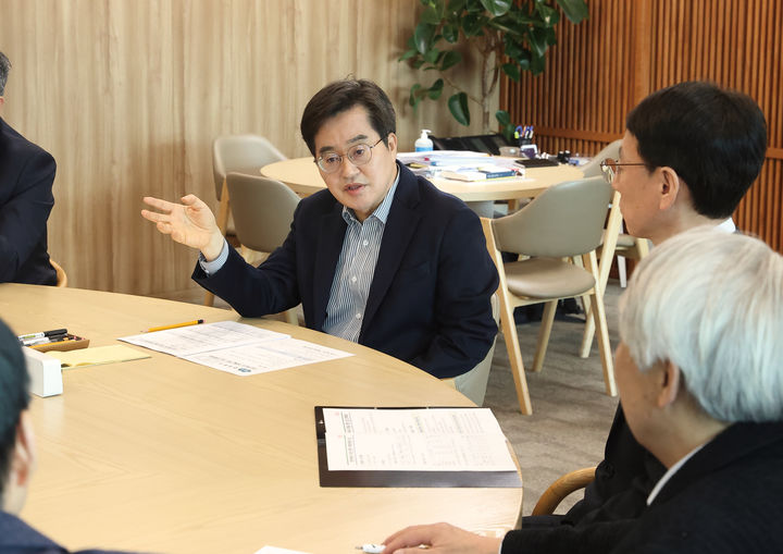 [수원=뉴시스] 17일 김동연 지사가 민생과 에너지 분야 추경을 위한 긴급 전략회의를 하고 있다. (사진=경기도 제공) 2026.03.17. photo@newsis.com *재판매 및 DB 금지