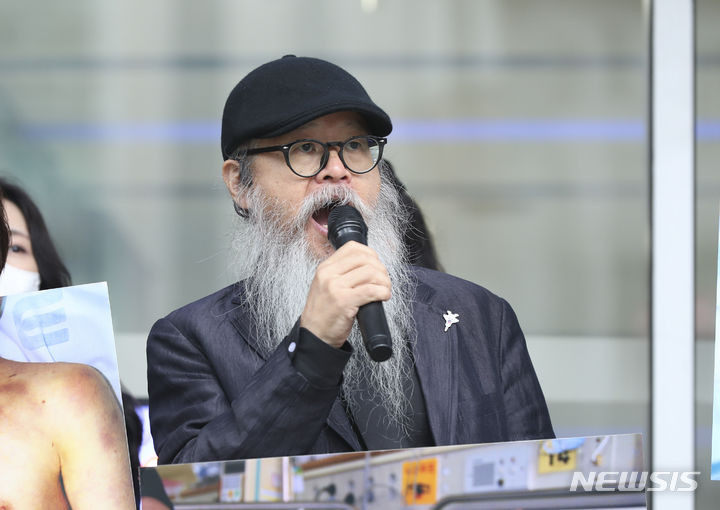[서울=뉴시스] 김근수 기자 = 고(故) 이예람 중사 아버지 이주완씨가 지난 2023년 4월 6일 오전 서울 중구 국가인권위원회 앞에서 열린 故윤 일병 유가족 군인권보호관 진정 기자회견에서 규탄발언을 하는 모습. 2023.04.06. *재판매 및 DB 금지