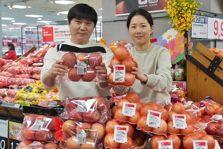 [서울=뉴시스] 18일 서울시 송파구에 위치한 롯데마트 제타플렉스 잠실점에서 (왼쪽) 채희철 롯데마트·슈퍼 과일MD(상품기획자)와 (오른쪽)권희란 롯데마트·슈퍼 채소MD(상품기획자)가 각각 '기체제어' 저장 사과와 양파를 홍보하고 있다.(사진=롯데마트 제공) *재판매 및 DB 금지 *재판매 및 DB 금지