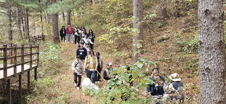 산림복지진흥원 "반려동물과 산림치유 받으세요" - 뉴스 썸네일 이미지