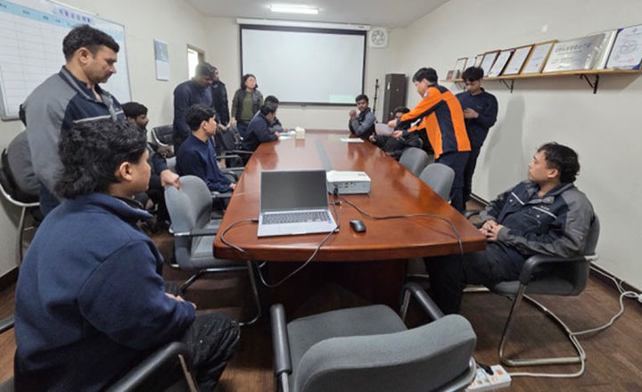 17일 태백시 구문소동 소재 봉신롤에서 태백소방서 직원들이 외국인 근로자들을 대상으로 소방안전교육을 실시하고 있다.(서진=태백소방서 제공) *재판매 및 DB 금지