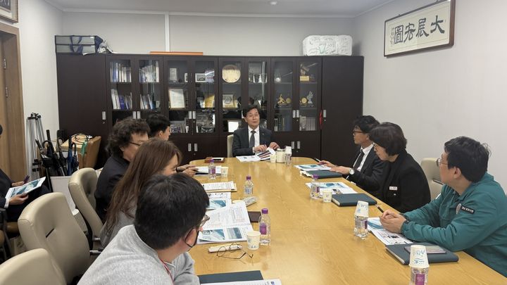 [밀양=뉴시스] 밀양아리랑대축제의 성공적인 개최를 위한 보고회를 개최하고 관련 내용을 논의하고 있다. (사진=밀양시 제공) 2026.03.17. photo@newsis.com *재판매 및 DB 금지