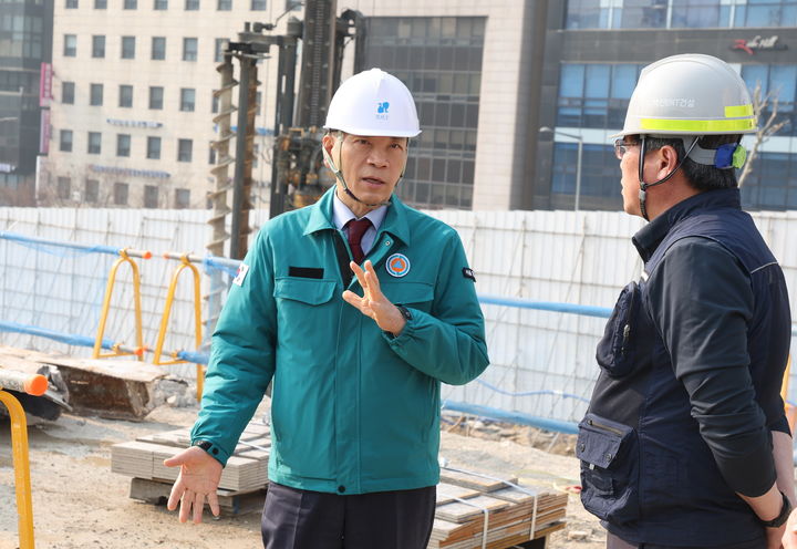 [서울=뉴시스] 해빙기 안전취약시설 현장방문. 2026.03.17. (사진=강남구 제공) *재판매 및 DB 금지