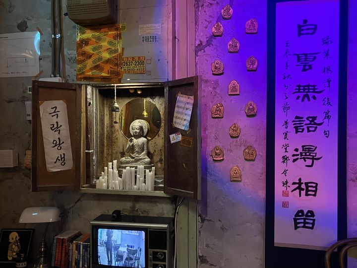 [서울=뉴시스] 정우영 인턴기자 = 최근 MZ 세대 사이에서 이른바 '불교 코어(Buddhism-core)' 트렌드가 꾸준한 인기를 보이고 있다. 불교 코어는 '비움'을 설파하는 불교 철학을 현대적 감각으로 재해석해 이를 패션·공간·굿즈 등 일상 전반에 접목한 라이프스타일 트렌드다. 2026.3.17. *재판매 및 DB 금지