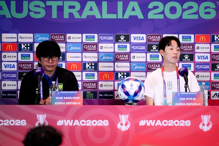 [서울=뉴시스]신상우 여자축구대표팀 감독과 김혜리(오른쪽). (사진=대한축구협회 제공)