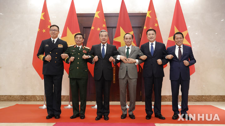 [하노이=신화/뉴시스] 중국과 베트남이 16일 하노이에서 외교·국방·공안 분야를 포괄하는 ‘3+3 전략대화’ 메커니즘의 첫 장관급 회의를 개최하며 양국 관계 강화에 나섰다. 회의에 참석한 양국 장관들이 팔짱을 끼고 단체사진을 촬영하는 모습. 오른쪽부터 르엉 탐 꽝 공안장관, 왕샤오훙 공안부장 겸 중국 공산당 중앙서기처 서기, 레 화이 쭝 외교장관, 왕이 중국 공산당 중앙정치국 위원 겸 외교부장, 판 반 장 국방장관, 둥쥔 국방부장. 2026.03.17