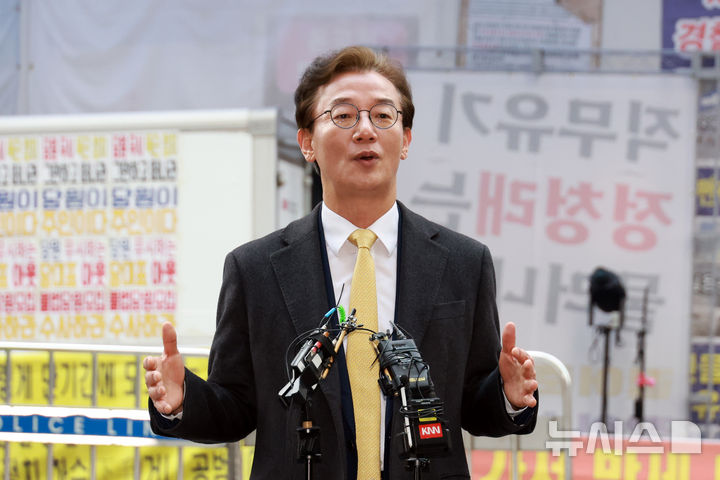 [서울=뉴시스] 고승민 기자 = 전재수 더불어민주당 부산시장 예비후보가 17일 서울 여의도 당사에서 열린 공천관리위원회의 공천 면접에 참석하기 전 취재진 질문에 답하고 있다. 2026.03.17. kkssmm99@newsis.com