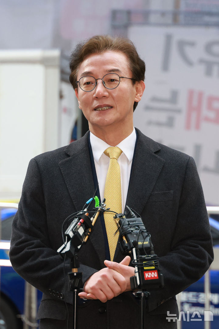 [서울=뉴시스] 고승민 기자 = 전재수 더불어민주당 부산시장 예비후보가 17일 서울 여의도 당사에서 열린 공천관리위원회의 공천 면접에 참석하기 전 취재진 질문에 답하고 있다. 2026.03.17. kkssmm99@newsis.com