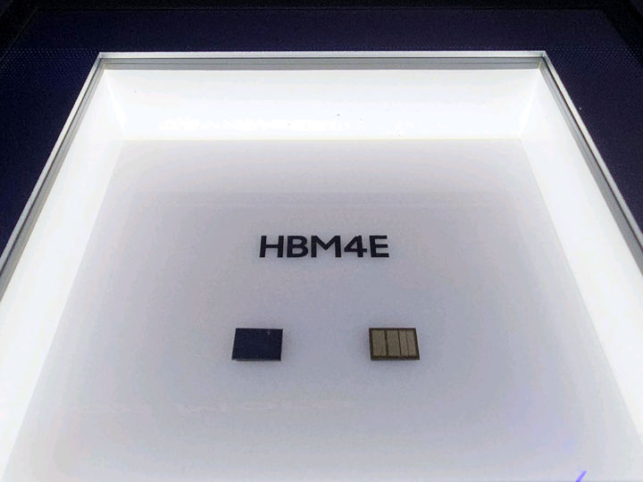 [서울=뉴시스] 삼성전자가 16일부터 19일까지(현지 시간) 미국 새너제이에서 열리는 엔비디아 GTC에 참가해 차세대 HBM4E 기술력과 Vera Rubin 플랫폼을 구현하는 메모리 토털 솔루션을 유일하게 공급할 수 있는 역량을 앞세워 글로벌 AI리더십을 한층 강화한다. 사진은 삼성전자가 GTC에서 최초 공개한 HBM4E 제품. (사진=삼성전자 제공) 2026.03.17. photo@newsis.com *재판매 및 DB 금지