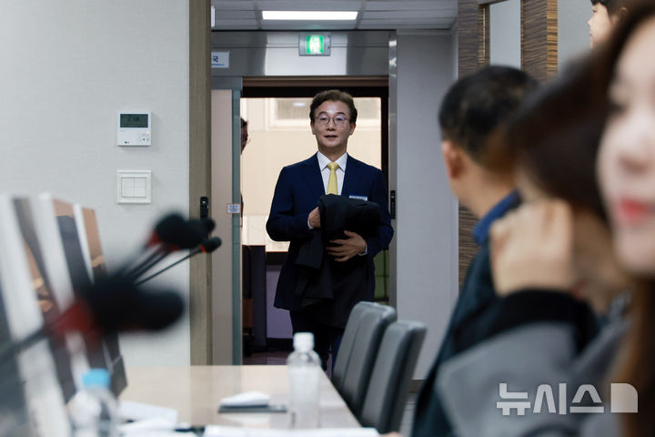 [서울=뉴시스] 고승민 기자 = 전재수 더불어민주당 부산시장 예비후보가 17일 서울 여의도 당사에서 열린 공천관리위원회 공천 면접에 참석하고 있다. 2026.03.17. kkssmm99@newsis.com
