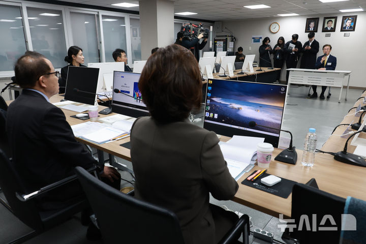 [서울=뉴시스] 고승민 기자 = 전재수 더불어민주당 부산시장 예비후보가 17일 서울 여의도 당사에서 열린 공천관리위원회 공천 면접에서 인사말을 하며 각오와 포부를 밝히고 있다. 2026.03.17. kkssmm99@newsis.com