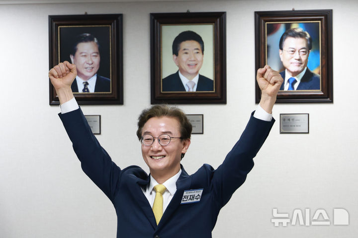 [서울=뉴시스] 고승민 기자 = 전재수 더불어민주당 부산시장 예비후보가 17일 서울 여의도 당사에서 열린 공천관리위원회 공천 면접에서 세리머니를 하고 있다. 2026.03.17. kkssmm99@newsis.com