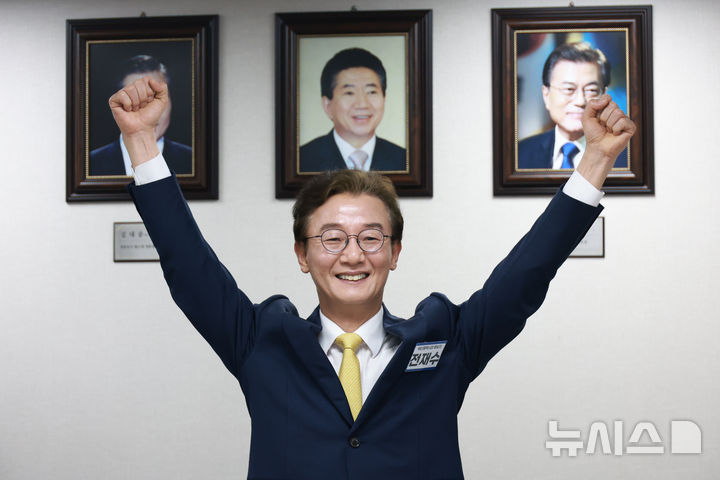 [서울=뉴시스] 고승민 기자 = 전재수 더불어민주당 부산시장 예비후보가 17일 서울 여의도 당사에서 열린 공천관리위원회 공천 면접에서 세리머니를 하고 있다. 2026.03.17. kkssmm99@newsis.com