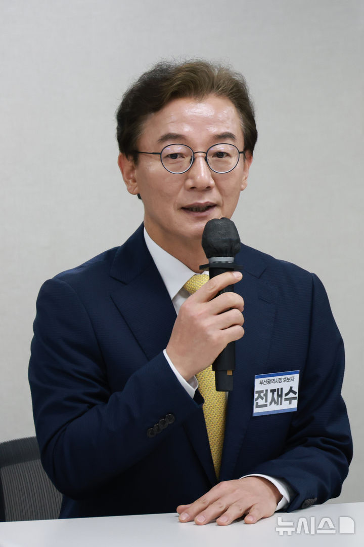 [서울=뉴시스] 고승민 기자 = 전재수 더불어민주당 부산시장 예비후보가 17일 서울 여의도 당사에서 열린 공천관리위원회 공천 면접에서 인사말을 하며 각오와 포부를 밝히고 있다. 2026.03.17. kkssmm99@newsis.com