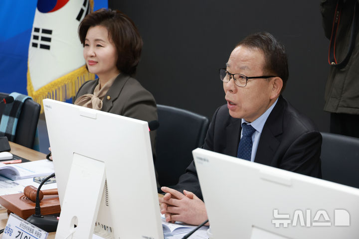 [서울=뉴시스] 고승민 기자 = 김이수 더불어민주당 공천관리위원장이 17일 서울 여의도 당사에서 열린 전재수 부산시장 예비후보 공천 면접에서 인사말을 하고 있다. 2026.03.17. kkssmm99@newsis.com
