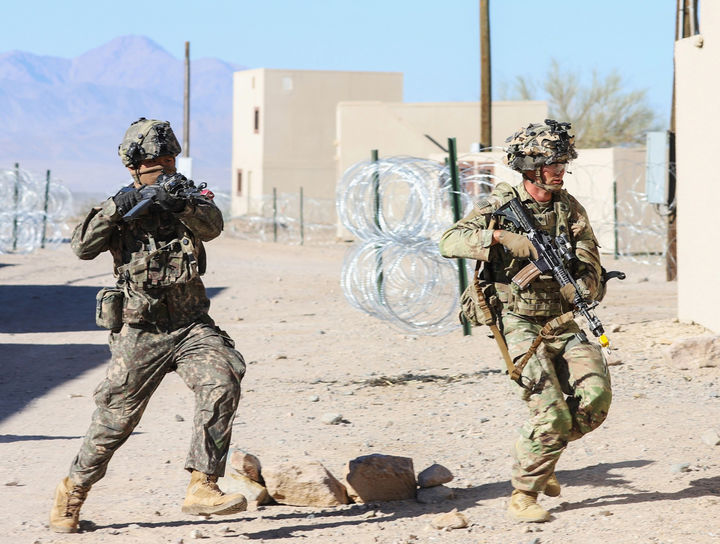 [서울=뉴시스] 육군은 지난 4일부터 15일까지(현지 시간) 미국 캘리포니아주 모하비 사막 국립훈련센터에서 연합 소부대 훈련을 실시했다. '미 NTC 연합 소부대훈련'은 2014년부터 시작되어 올해로 10번째를 맞은 대표적인 한미연합 전지훈련이다. 사진은 미 NTC 연합 소부대훈련 간 한미 장병이 함께 공격작전을 수행하는 모습. (사진=육군 제공) 2026.03.17. photo@newsis.com *재판매 및 DB 금지