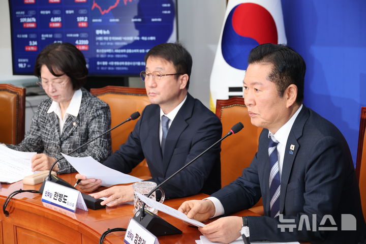 [서울=뉴시스] 김금보 기자 = 정청래 더불어민주당 대표가 17일 오전 서울 여의도 국회에서 검찰개혁 관련 긴급 기자회견을 하고 있다. 2026.03.17. kgb@newsis.com