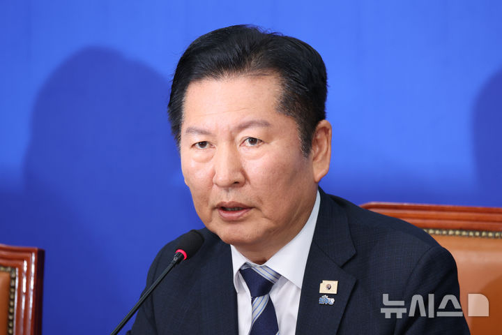 [서울=뉴시스] 김금보 기자 = 정청래 더불어민주당 대표가 17일 오전 서울 여의도 국회에서 검찰개혁 관련 긴급 기자회견을 하고 있다. 2026.03.17. kgb@newsis.com