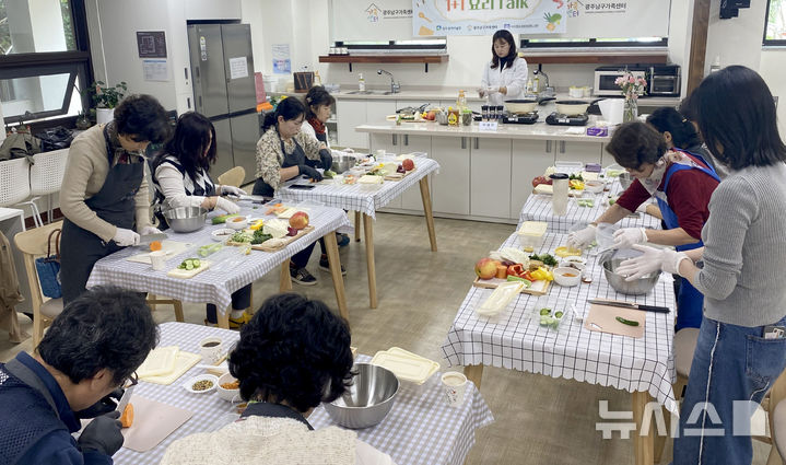 [광주=뉴시스] 광주 1인가구 요리교실. (사진=광주시 제공) 2026.03.17. photo@newsis.com&nbsp; *재판매 및 DB 금지
