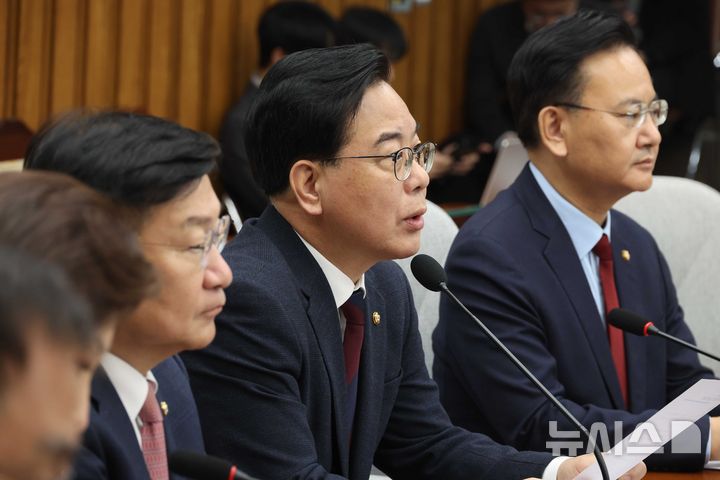 [서울=뉴시스] 조성봉 기자 = 송언석 국민의힘 원내대표가 17일 오전 서울 여의도 국회에서 열린 원내대책회의에서 발언을 하고 있다. 2026.03.17. suncho21@newsis.com