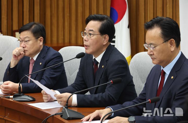 [서울=뉴시스] 조성봉 기자 = 송언석 국민의힘 원내대표가 17일 오전 서울 여의도 국회에서 열린 원내대책회의에서 발언을 하고 있다. 2026.03.17. suncho21@newsis.com