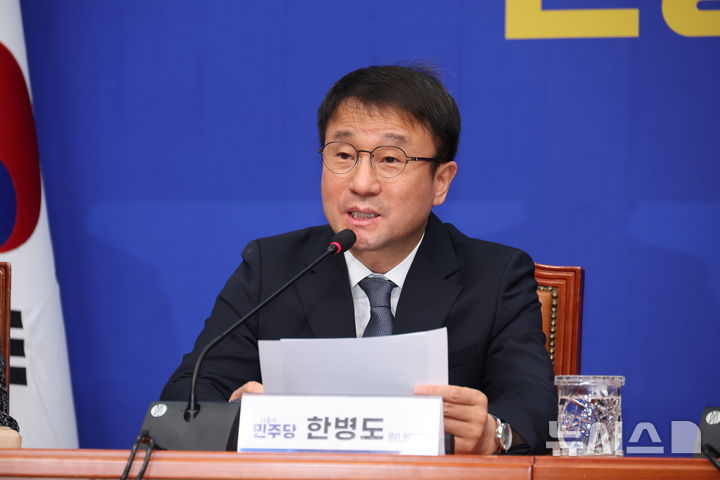 [서울=뉴시스] 김금보 기자 = 한병도 더불어민주당 원내대표가 17일 오전 서울 여의도 국회에서 검찰개혁 관련 긴급 기자회견을 하고 있다. 2026.03.17. kgb@newsis.com