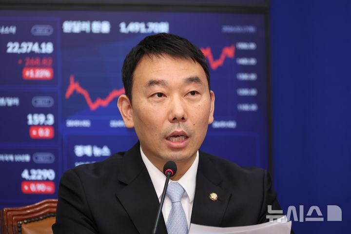 [서울=뉴시스] 김금보 기자 = 김용민 국회 법제사법위원회 더불어민주당 간사가 17일 오전 서울 여의도 국회에서 검찰개혁 관련 긴급 기자회견을 하고 있다. 2026.03.17. kgb@newsis.com