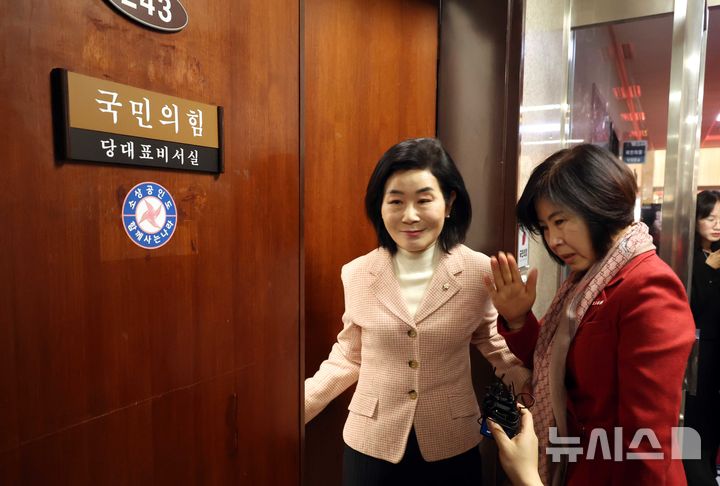 [서울=뉴시스] 조성봉 기자 = 김희정, 김미애(오른쪽) 국민의힘 의원이 부산시장 후보 경선 관련 장동혁 대표와의 면담을 위해 17일 오전 서울 여의도 국회 당대표실로 들어가고 있다. 이날 부산지역 의원들은 '(부산 지역은) 경선이 불가피하다는 의견을 장 대표에게 전달하기로 의견을 모았다. 2026.03.17. suncho21@newsis.com