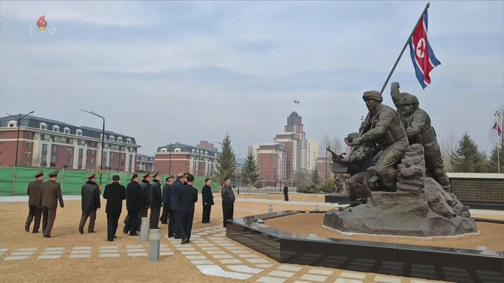 [서울=뉴시스] 북한 조선중앙TV는 김정은 국무위원장이 지난 16일 러시아·우크리아나 전쟁 파병군 추모 시설인 해외군사작전 전투위훈기념관 건설사업을 현지 지도했다고 17일 보도했다. (사진=조선중앙TV 캡처) 2026.03.17. photo@newsis.com *재판매 및 DB 금지