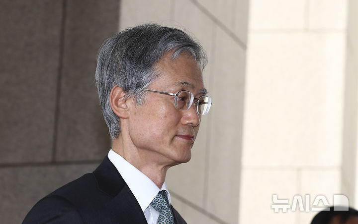 [서울=뉴시스] 김근수 기자 = 조희대 대법원장이 지난 17일 오전 서울 서초구 대법원으로 출근하고 있다. 2026.03.18. ks@newsis.com