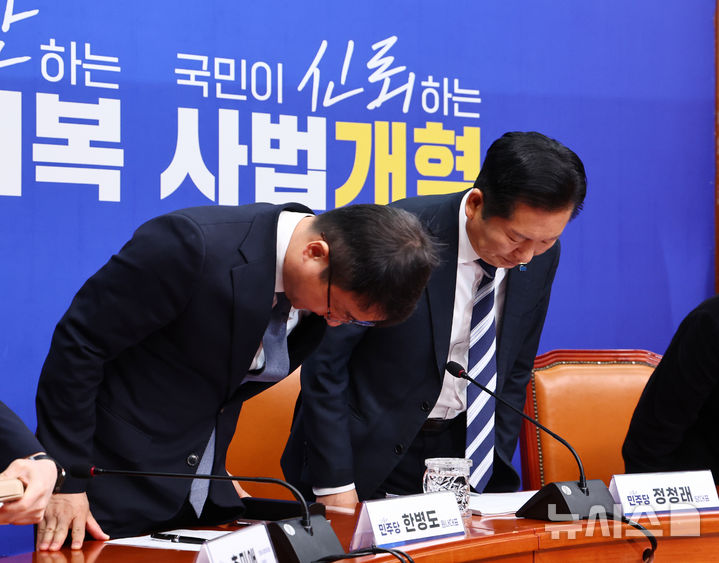 [서울=뉴시스] 김명년 기자 = 정청래 더불어민주당 대표가 17일 오전 서울 여의도 국회에서 검찰개혁 관련 긴급 기자회견을 하기 전 인사하고 있다. 2026.03.17. kmn@newsis.com