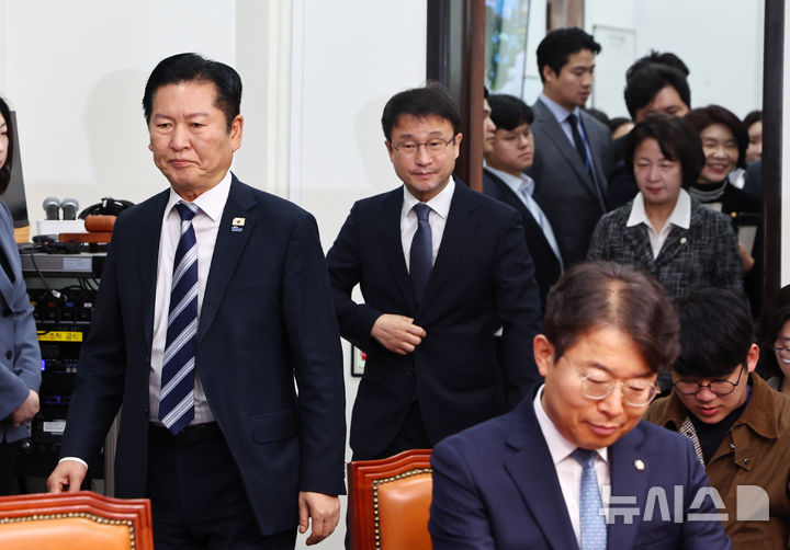 [서울=뉴시스] 김명년 기자 = 정청래 더불어민주당 대표가 17일 오전 서울 여의도 국회에서 검찰개혁 관련 긴급 기자회견을 하기 위해 한병도 원내대표, 추미애 법제사법위원장 등과 함께 이동하고 있다. 2026.03.17. kmn@newsis.com