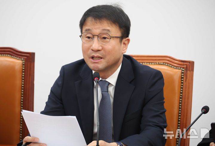 [서울=뉴시스] 조성봉 기자 = 한병도 더불어민주당 원내대표가 17일 오전 서울 여의도 국회에서 열린 원내대책회의에서 발언을 하고 있다. 2026.03.17. suncho21@newsis.com