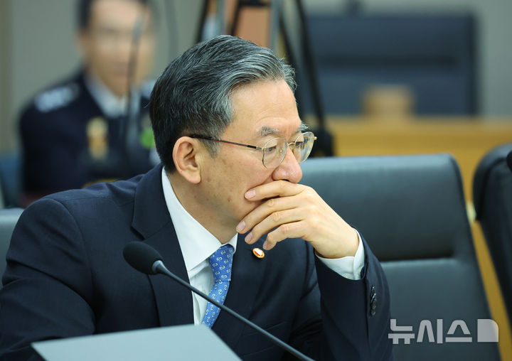 [세종=뉴시스] 고범준 기자 = 정성호 법무부 장관이 17일 세종시 정부세종청사에서 열린 국무회의에 참석해 있다. 2026.03.17. bjko@newsis.com