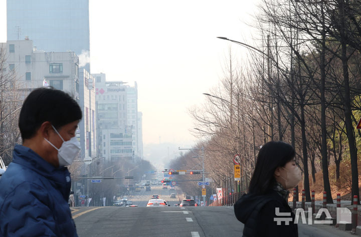 [인천=뉴시스] 전진환 기자 = 초미세먼지가 매우 나쁨을 보인 17일 인천 남동구에서 바라본 도심이 뿌옇게 보이고 있다. 2026.03.17. amin2@newsis.com