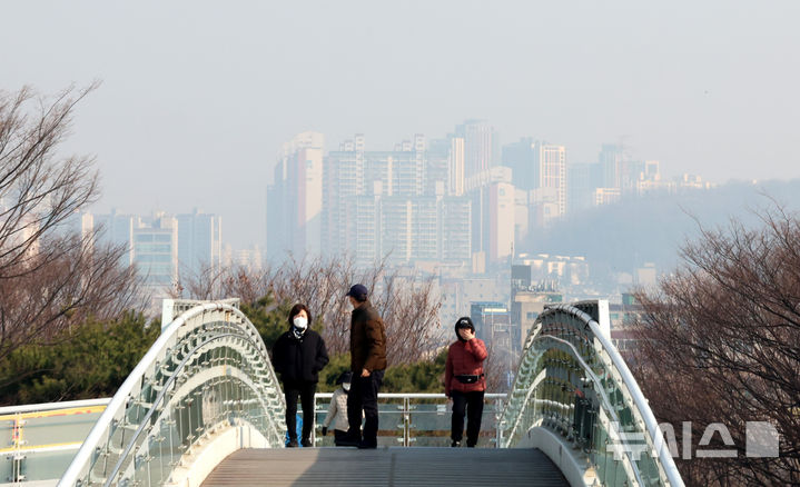 [인천=뉴시스] 전진환 기자 = 초미세먼지가 매우 나쁨을 보인 17일 인천 남동구에서 바라본 도심이 뿌옇게 보이고 있다. 2026.03.17. amin2@newsis.com